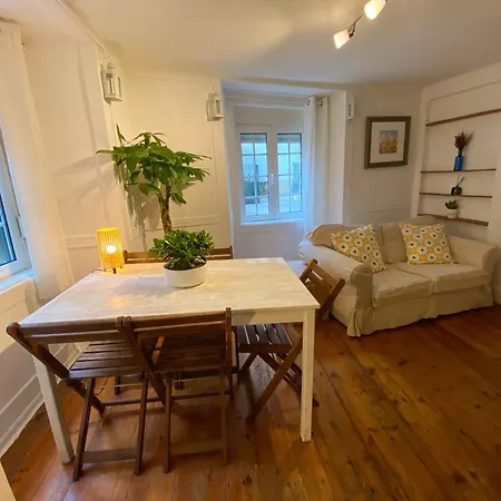 Charming Bairro Alto 2-bedroom Escape Appartement Lissabon