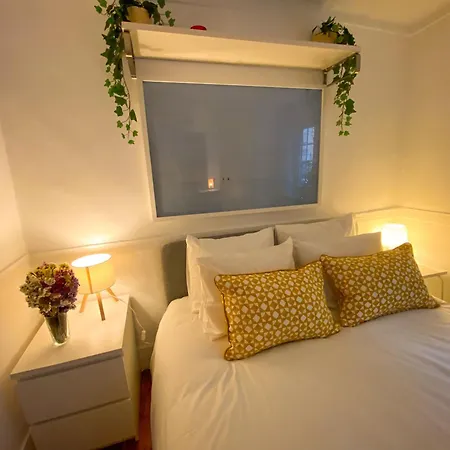Charming Bairro Alto 2-bedroom Escape * Lizbona