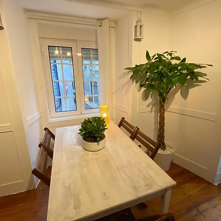 Charming Bairro Alto 2-bedroom Escape Appartement Lissabon