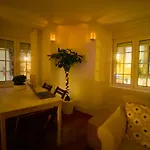 Charming Bairro Alto 2-bedroom Escape Лісабон