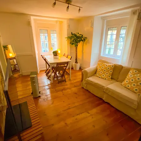 Charming Bairro Alto 2-bedroom Escape Appartamento Lisbona